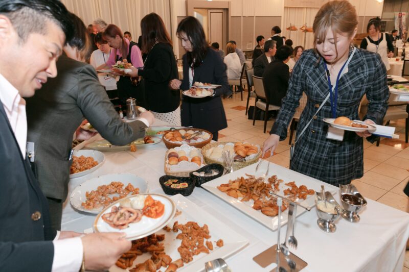 ビュッフェ形式の食事
