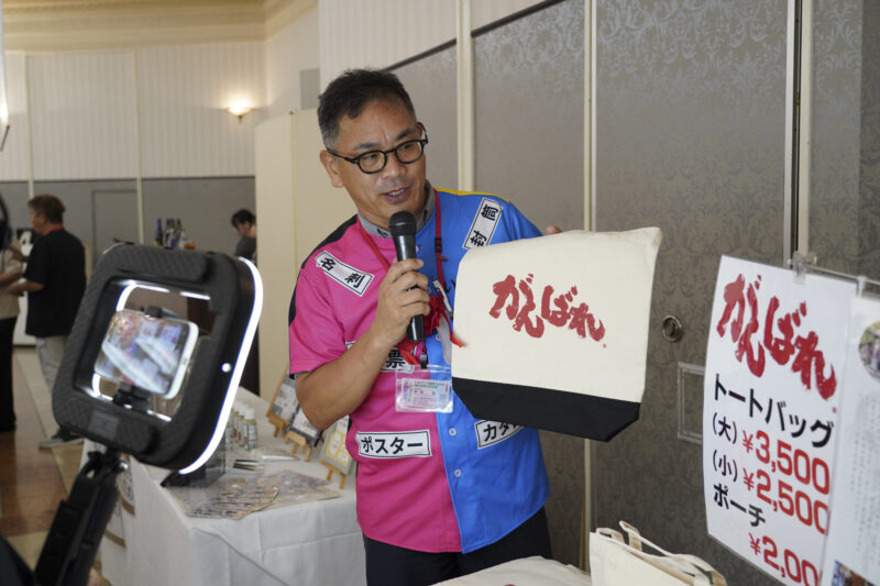 バッグを手に持ち商品について紹介する参加者