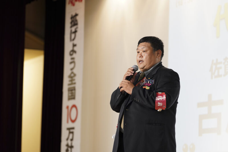 守成クラブ佐賀の定例会でマイクを持って話す登壇者