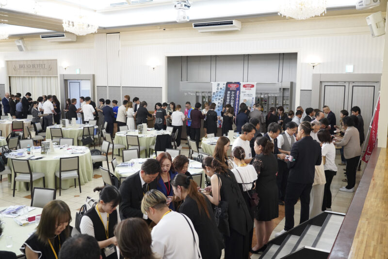 守成クラブ佐賀の定例会場で参加者が交流する様子