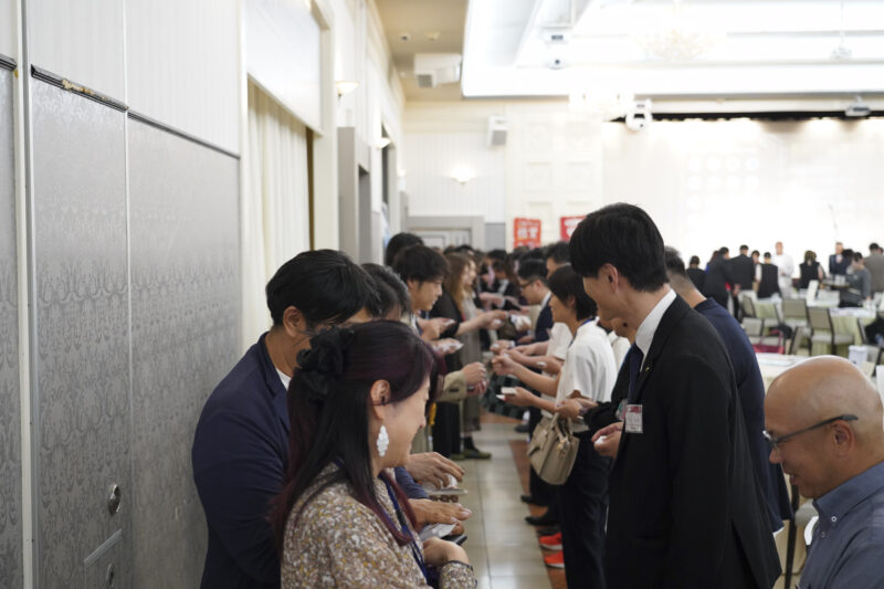定例会で向かい合って会話する参加者たち