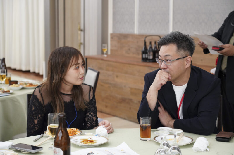 テーブルで向かい合って会話する二人の参加者