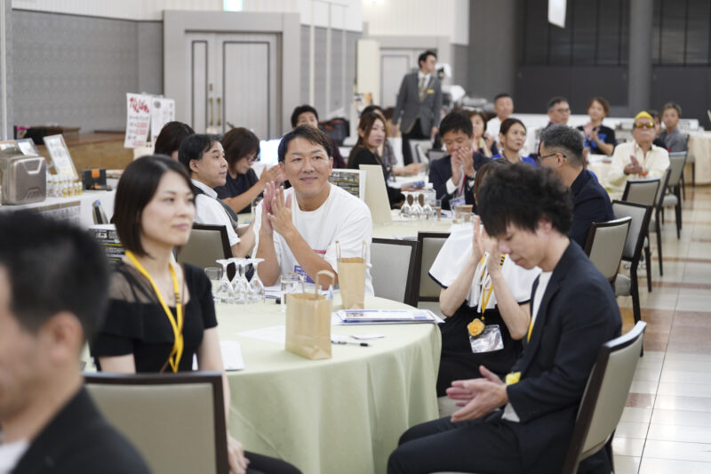守成クラブ佐賀の定例会でテーブルを囲む参加者たち